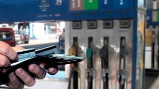 Recuerdan que ya no es necesario firmar los comprobantes de pago con tarjetas de débito o crédito