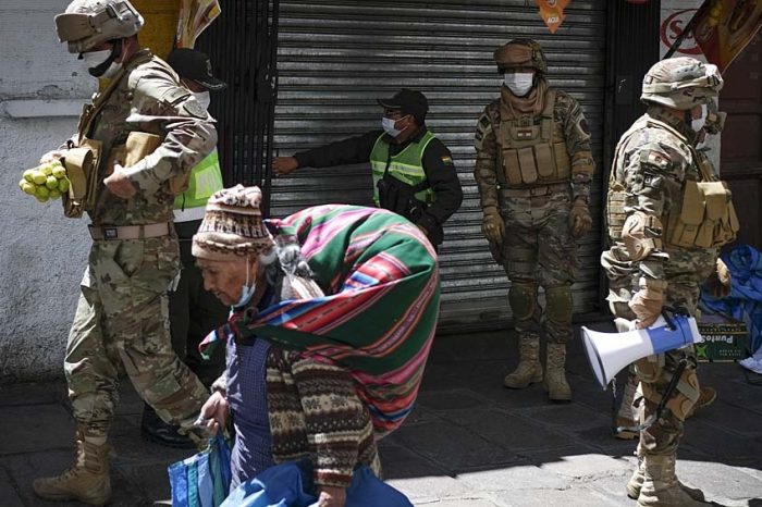 Por el colapso de los hospitales, comenzaron a registrarse muertes en las calles de Bolivia