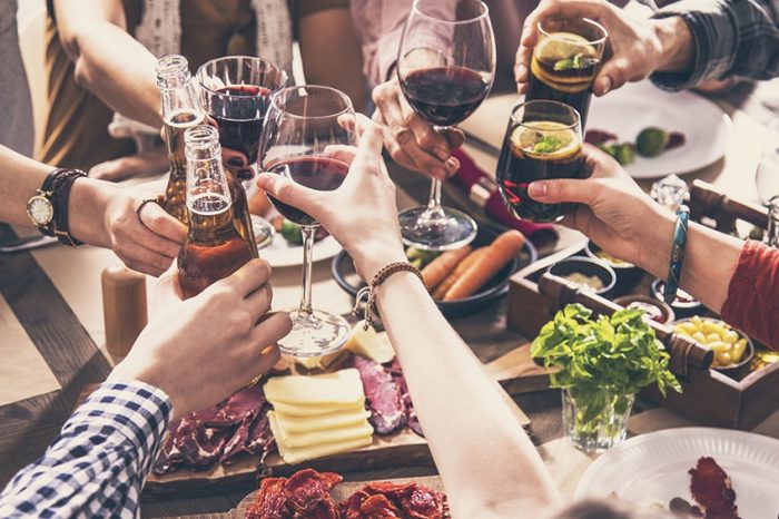 El reencuentro con los seres queridos: 12 provincias ya permiten las reuniones familiares