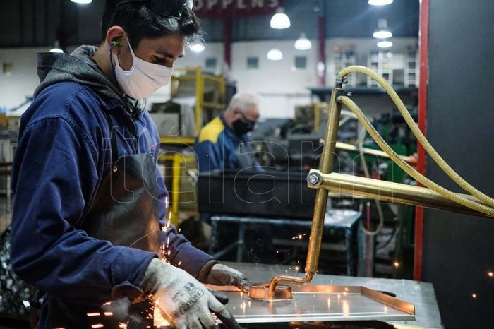 La industria cayó en abril 31%, la retracción más profunda desde 1994