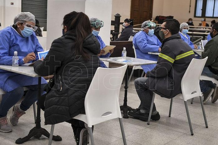 Aislar los "contactos estrechos" es clave para frenar al coronavirus, dijeron especialistas