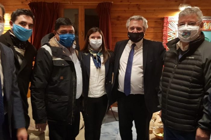 El Intendente Carlos Corazini junto a consejales del Frente de Todos, estuvieron presentes en la visita del Presidente de la Nacion a Villa la Angostura
