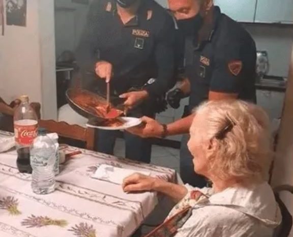 "Tengo hambre": jubilada llamó a la policía y los agentes le prepararon la cena