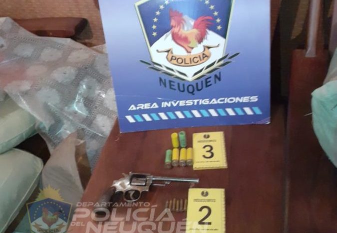 Allanamientos permiten secuestrar una camioneta, armas de fuego y gran cantidad de municiones