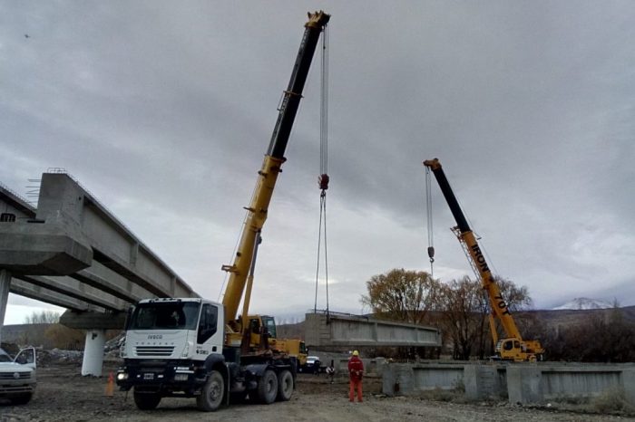Recta final en la construcción del puente del Curi Leuvú