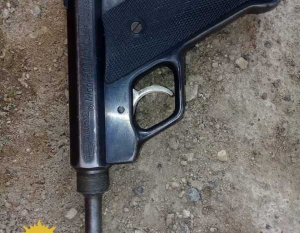 Policía demoró a dos sujetos, uno tenía un arma de fuego entre sus ropas