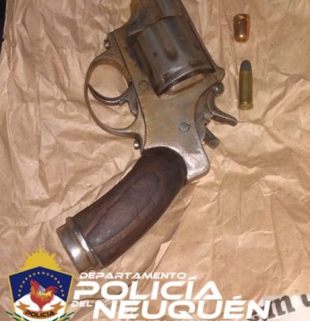En allanamiento detienen a dos sujetos y secuestran un arma de fuego