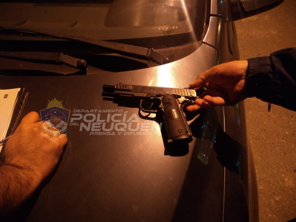 Intentó deshacerse de un arma de fuego y fue demorado