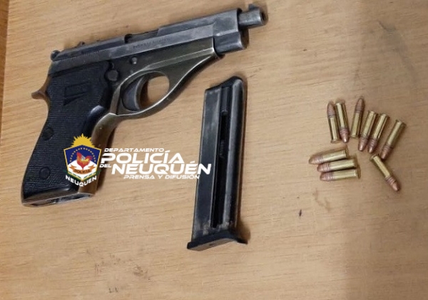 Se presentó a realizar una denuncia en la comisaría del menor y la mujer, y, ocultaba una pistola entre sus prendas