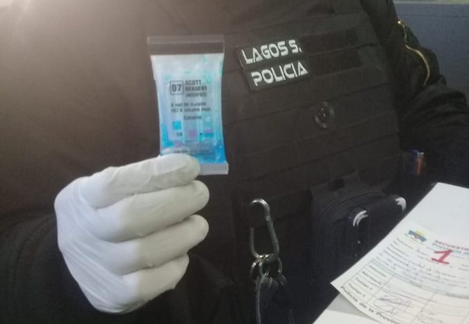 Mujer trató de engañar al personal policial intentando ingresar drogas en una doble costura de un bolso