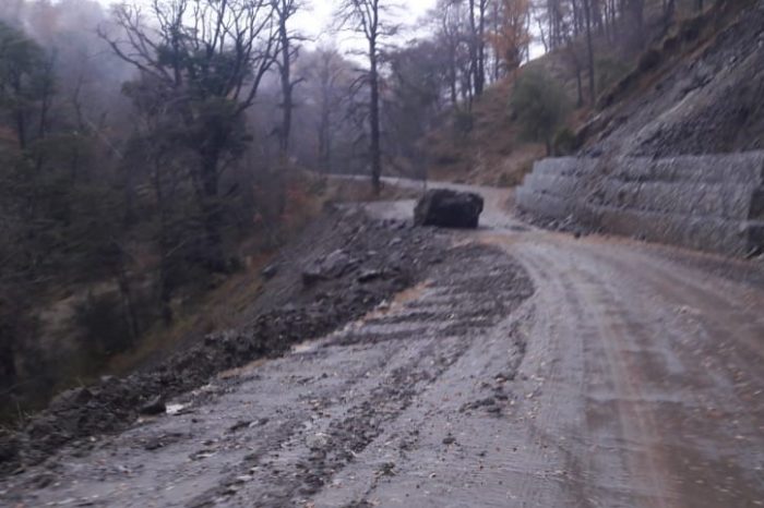 Por las intensas lluvias, se desprendió una roca camino a Quila Quina