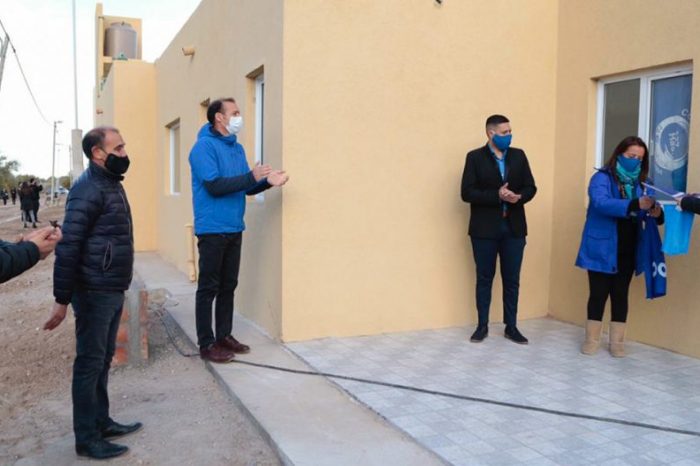 Gutiérrez entregó diez viviendas en las 127 Hectáreas de Neuquén capital