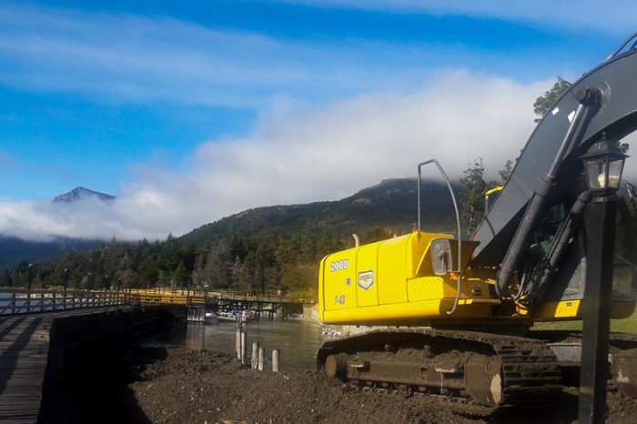 Realizaron tareas de dragado en el lago Traful