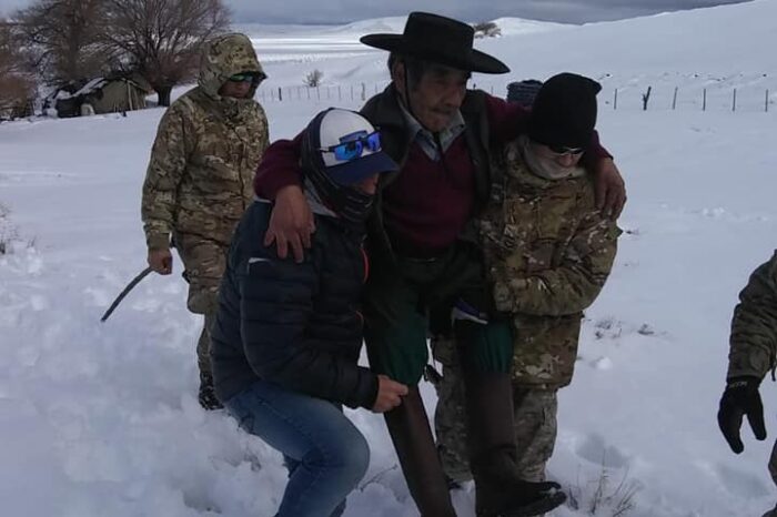 Evacúan un abuelo aislado por la nieve en la zona del Salitral