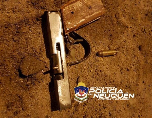 Dos demorados con un arma de fabricación casera "tumbera"