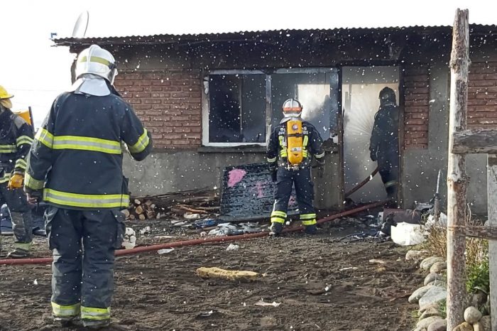 Perdió todo al incendiarse su vivienda, uno de sus hijos fue derivado a Neuquén
