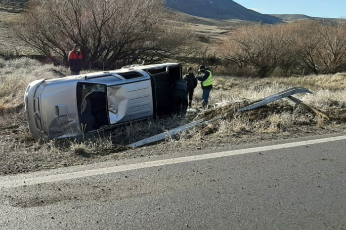 Tras volcar por el hielo, salieron ilesos