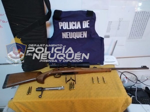 Tres hombres demorados con un arma de fuego