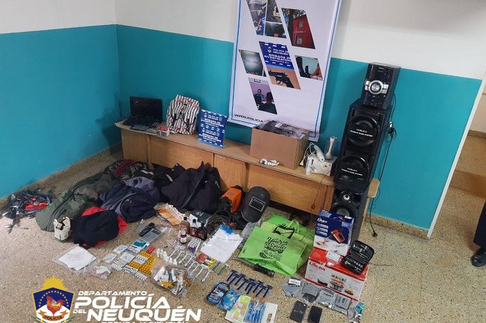 Secuestraron un vehículo, dinero en efectivo y distintos elementos en cinco  allanamientos