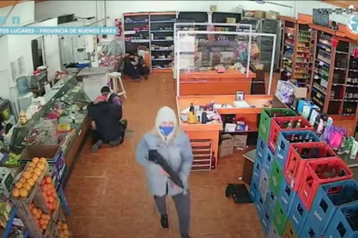 Ladrones fuertemente armados robaron en un supermercado y escaparon a los tiros