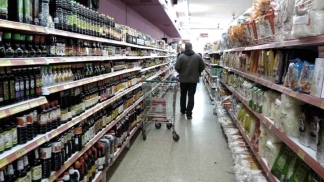 El consumo cayó 4,1% interanual en junio, según un relevamiento privado