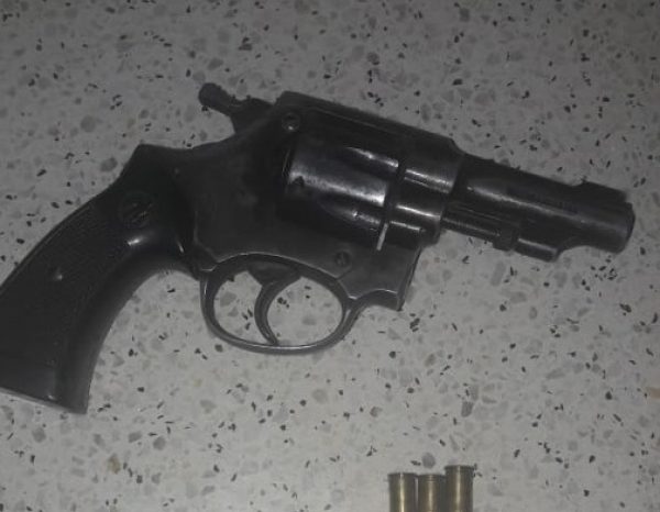 Demoran a un hombre mayor con un arma de fuego en su poder