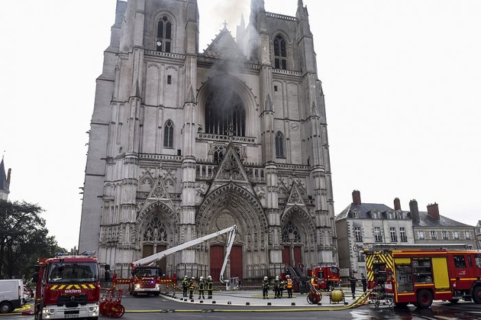 Se incendió la catedral gótica de Nantes y abren una investigación