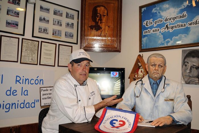 Una escultura en tamaño real, el homenaje a Favaloro en una panadería de Tolhuin