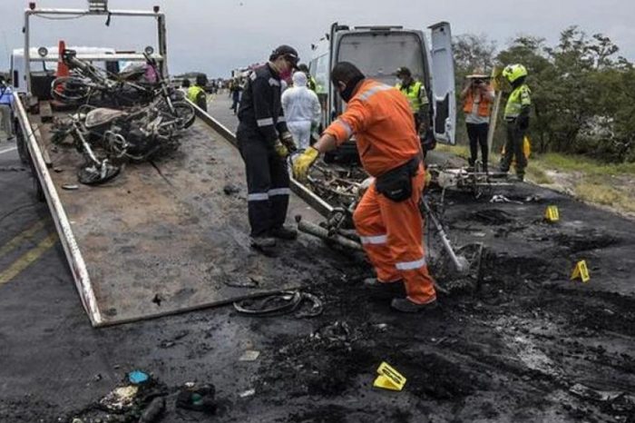 Impactantes videos: volcó camión cisterna, vecinos corrieron a saquearlo, explotó y murieron 7 personas