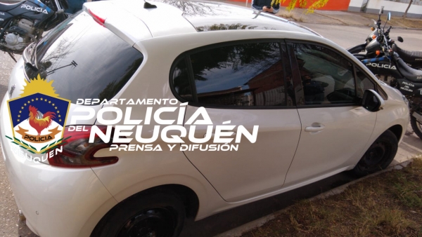 Policía recupera un automóvil que había sido robado