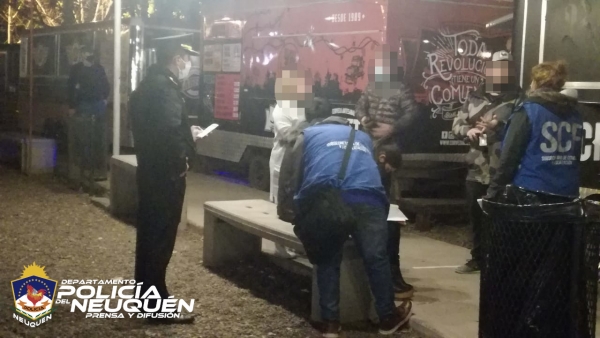 Personal policial colaboró con la clausura de de un Food Truck en la Isla 132