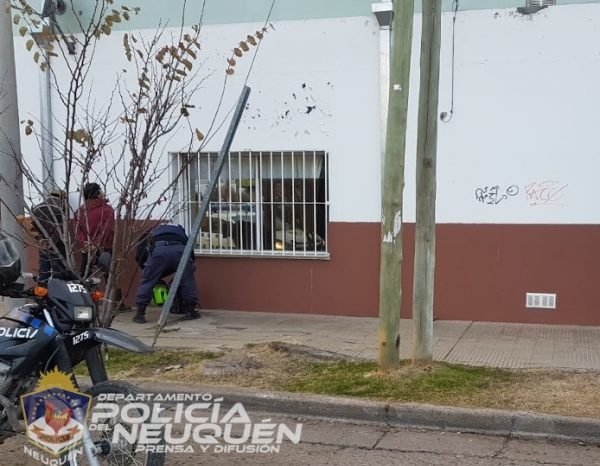 Intentaron ingresar a robar en un comercio rompiendo la puerta a patadas, fueron demorados