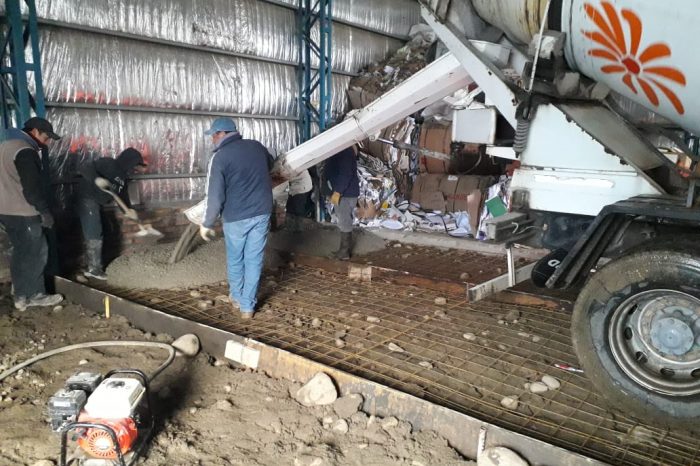 Llenado de platea del Galpón de prensa de cartón en la planta de RSU