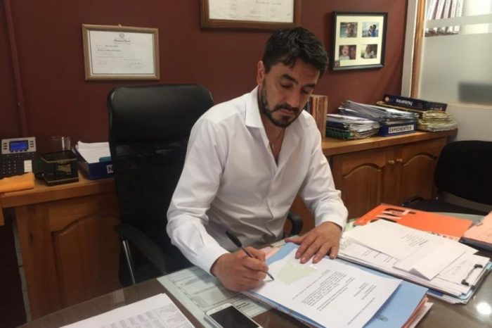 Saloniti analiza reducir un 30% los sueldos de la planta política