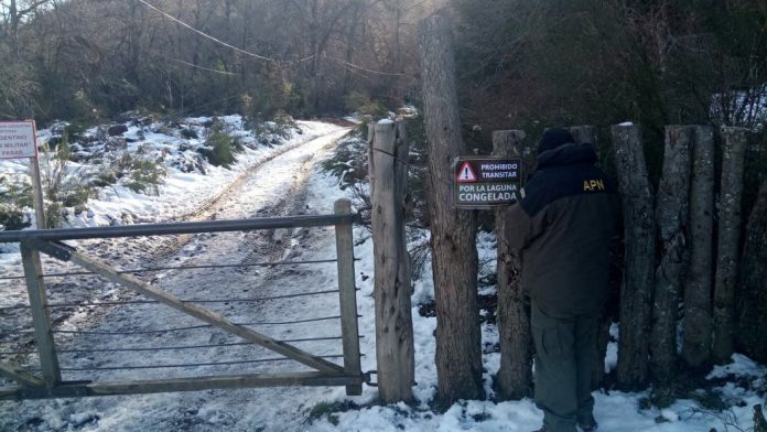 El Parque Nacional Lanín instaló cartelería para reforzar la prohibición de realizar cualquier actividad sobre lagunas y lagos congelados