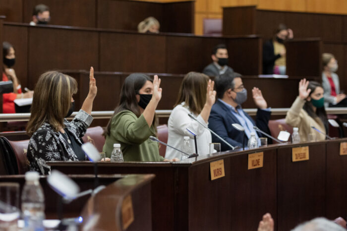 Buscan prohibir que se arrojen colillas de cigarrillos en espacios públicos