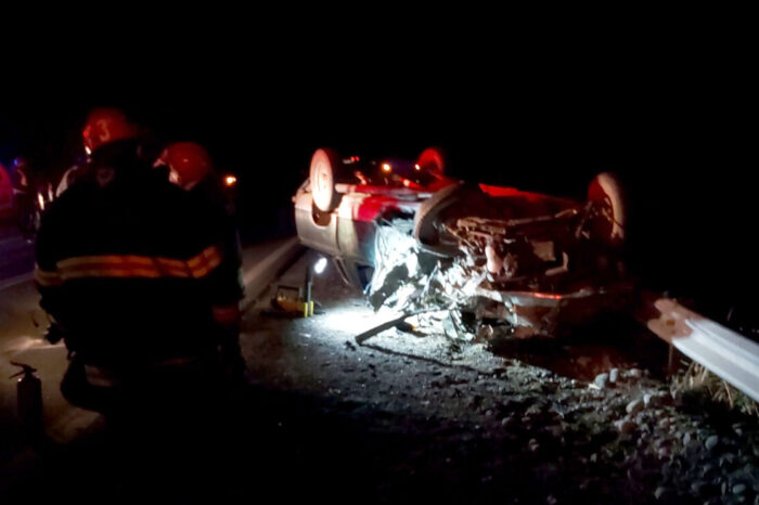 Incidente vial entre un camión y una camioneta en la "Curva de los Santitos"