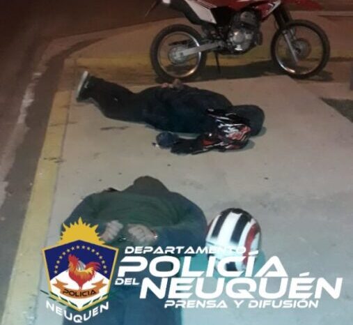 Policía demoró a dos jóvenes por dañar una vidriera en el bajo neuquino