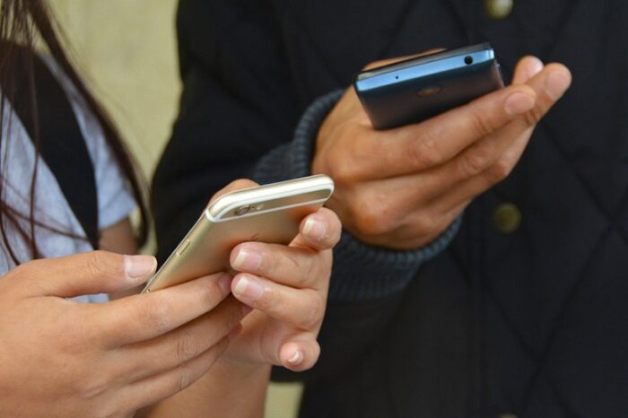 Declaran servicio público a telefonía móvil, internet y TV paga y congelan tarifas hasta fin de año