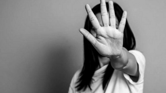 Rechazo y sumario al fiscal que propone portación de armas para mujeres que sufren violencia