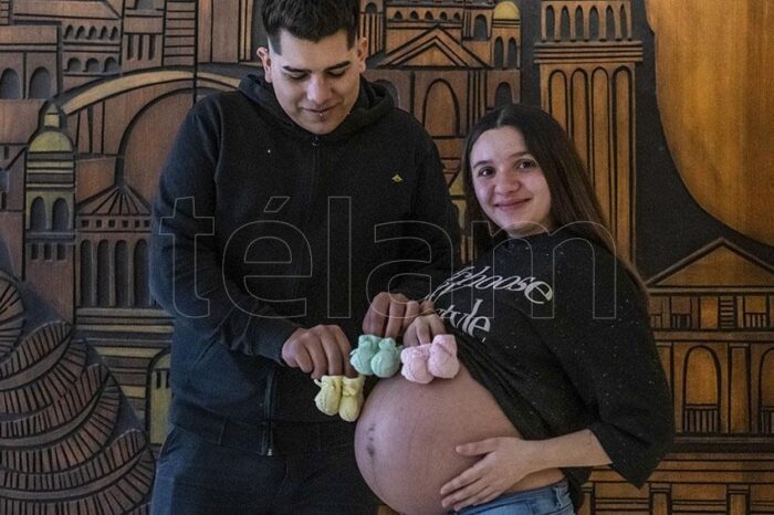 Una pareja de jóvenes tendrán trigemelas idénticas, un caso que se da cada 200 millones