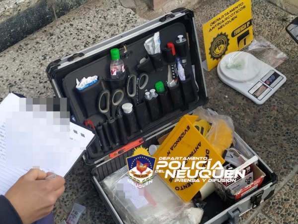 Demorados con clorhidrato de cocaína en su poder