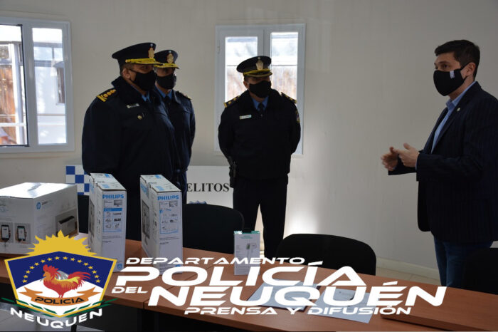 Koopmann realizó entrega de insumos informáticos a la Comisaría 1° de la capital neuquina