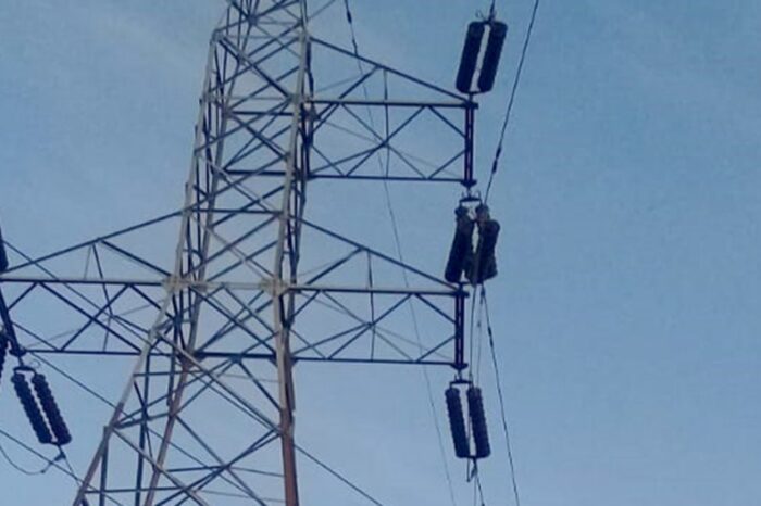 Personal del EPEN trabaja para reponer el servicio de energía eléctrica en Piedra del Águila