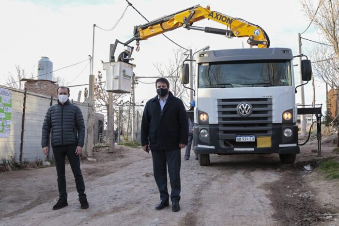 Gutiérrez supervisó los trabajos de regularización del servicio eléctrico en el asentamiento 7 de Mayo