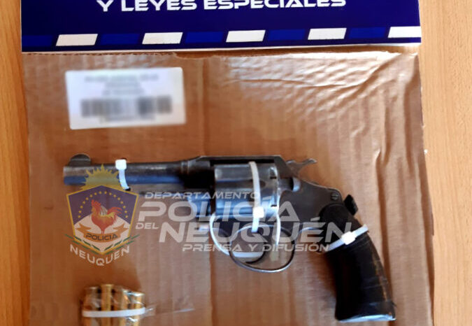Centenario: Secuestran un arma de fuego una motocicleta y demoran a tres personas en un allanamiento