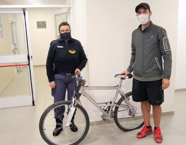 Recuperó su bicicleta robada, tras reconocerla en la página de la Policía