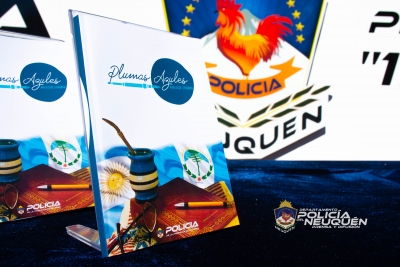 Presentaron el Libro "Plumas Azules"