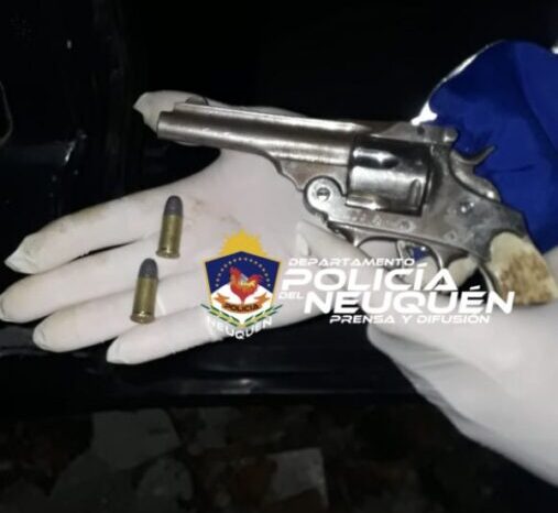Estaban armados frente a un comercio y fueron demorados en San Martín de los Andes