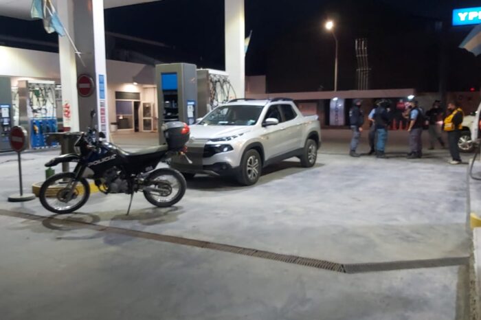 Huyen de un retén sanitario, poniendo en peligro personal de D.C. y policial, fueron demorados en una estación de servicio